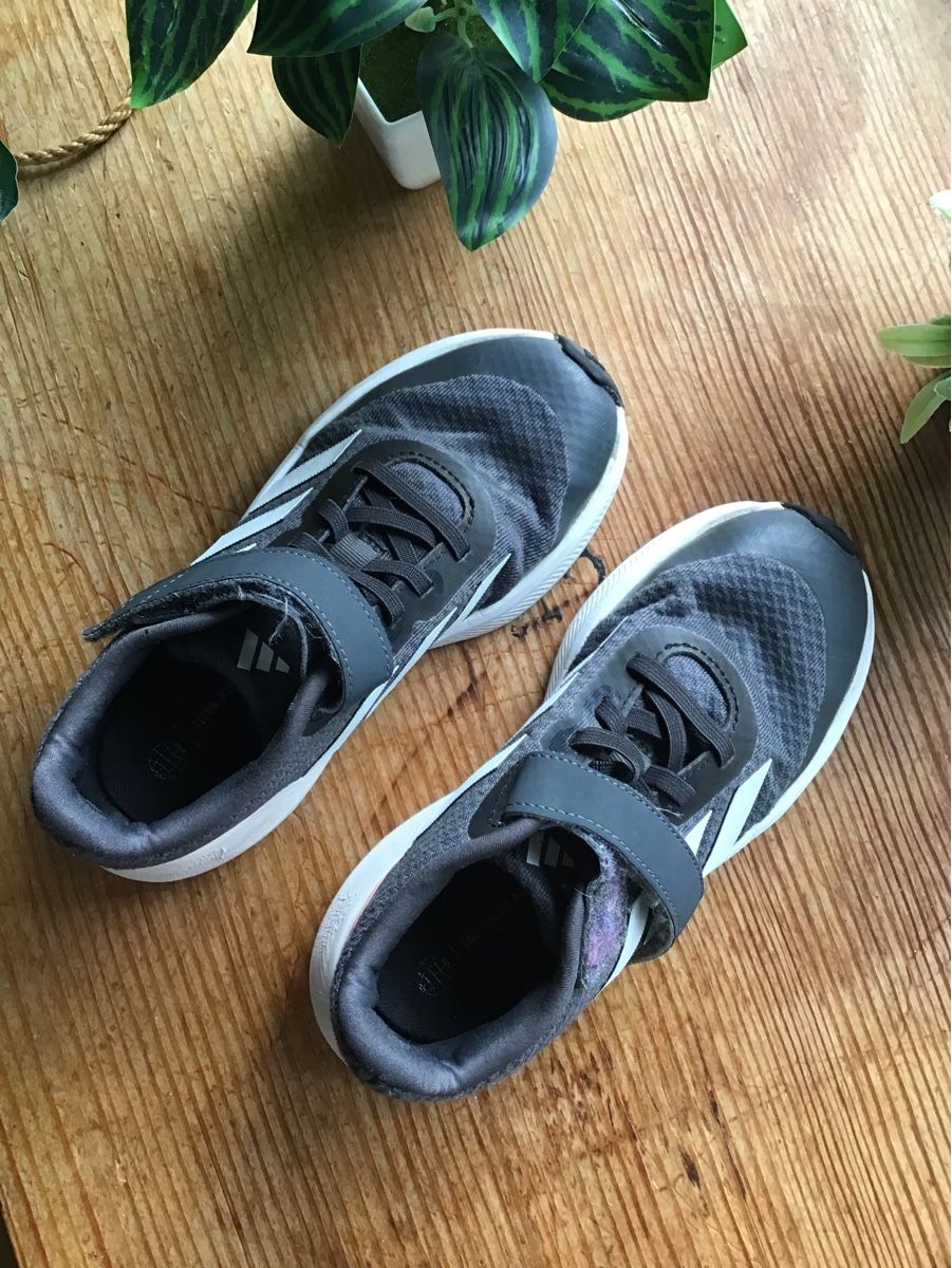 Adidas Scarpe per ragazze: Schwarze Adidas Schuhe Grösse 29 30 – Usato da Eschlikon TG venduto da little.dove