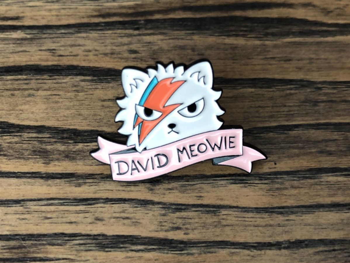 Placchette & Badge: Pin Anstecker Brosche Katze David Meowie – Nuovo e nell'imballaggio originale da Berg am Irchel venduto da Zweiti_Chance