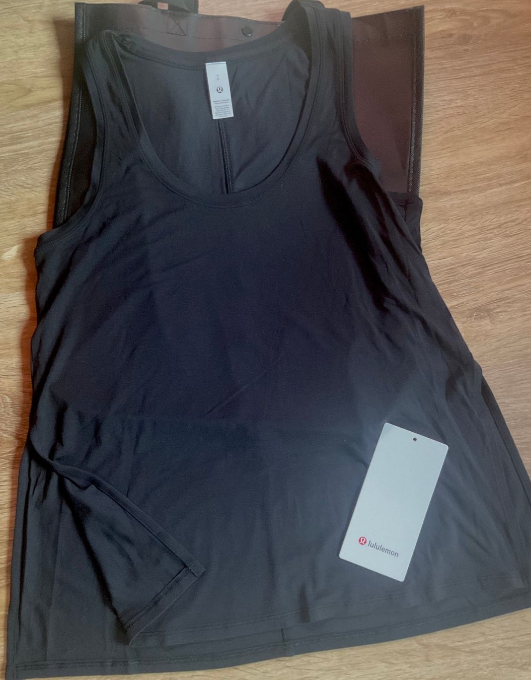 Lululemon Top: Lululemon Silk-Appeal Side-Slit Tank Top – Nuovo e nell'imballaggio originale da Wettingen venduto da Hbeluga 4