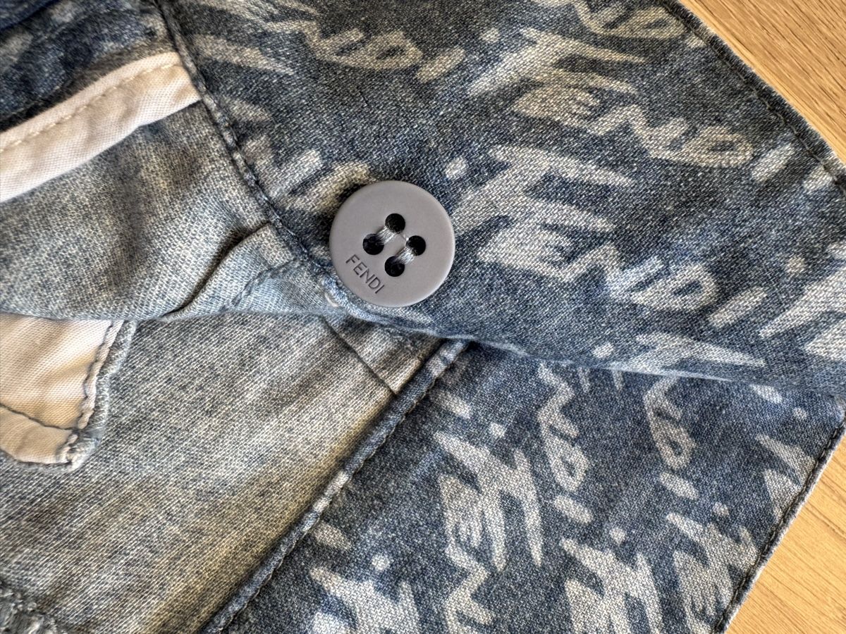 Jeans: Fendi High-Waisted Logo Denim Shorts – Nuovo (secondo la descrizione) da Vésenaz venduto da ann_7knk 8