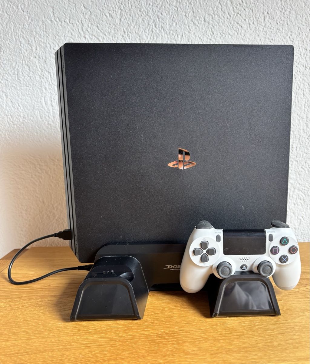 Sony Konsolen: PS4 Pro 1TB + weißer Controller + Ladestation + 7 Top-Spiele – Neu (gemäss Beschreibung) aus St. Gallen von eri_v7tg 1