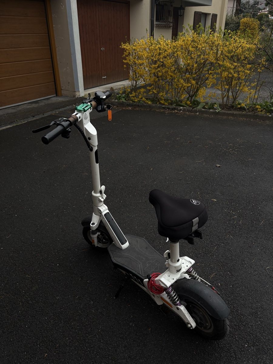 Scooter: Trottinette électrique blanc avec siege bon etat – Usato da Vétroz venduto da eli_fc2s 3