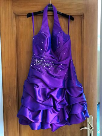 Wunderschönes, violettes Partykleid