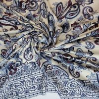Ital. leichte glänzende Viskose 1.50x1.38m Ivory Paisley