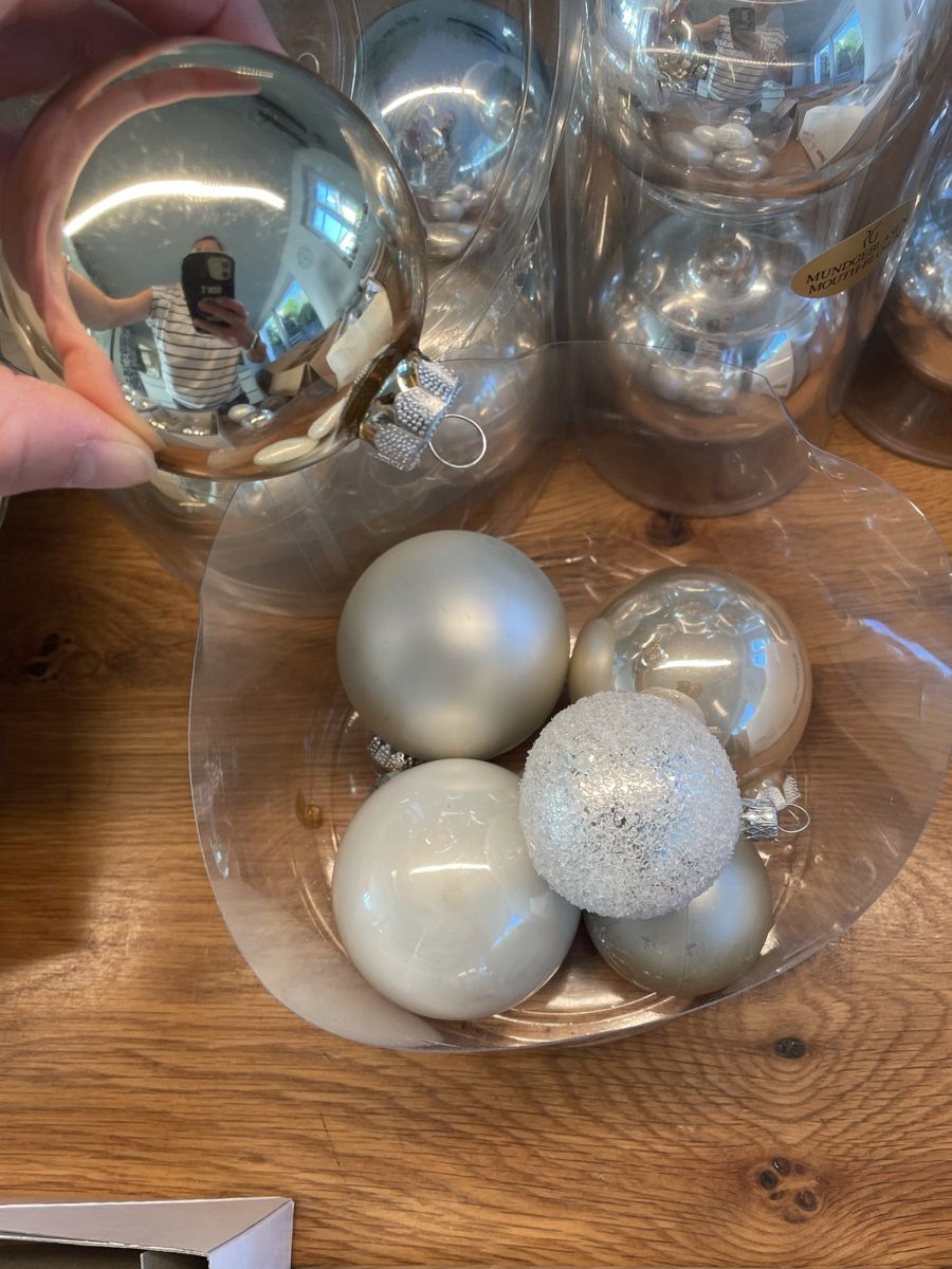 Alle Dekorationen: Weihnachtskugeln weiss, grau, Silber, Gold – Gebraucht aus Niederbüren von poschti 4