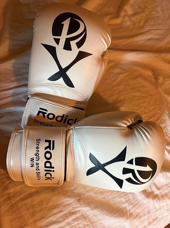 Handschuhe & Handstulpen: Rodrick Boxhandschuhe – Gebraucht aus Hellikon von ind_m7n8