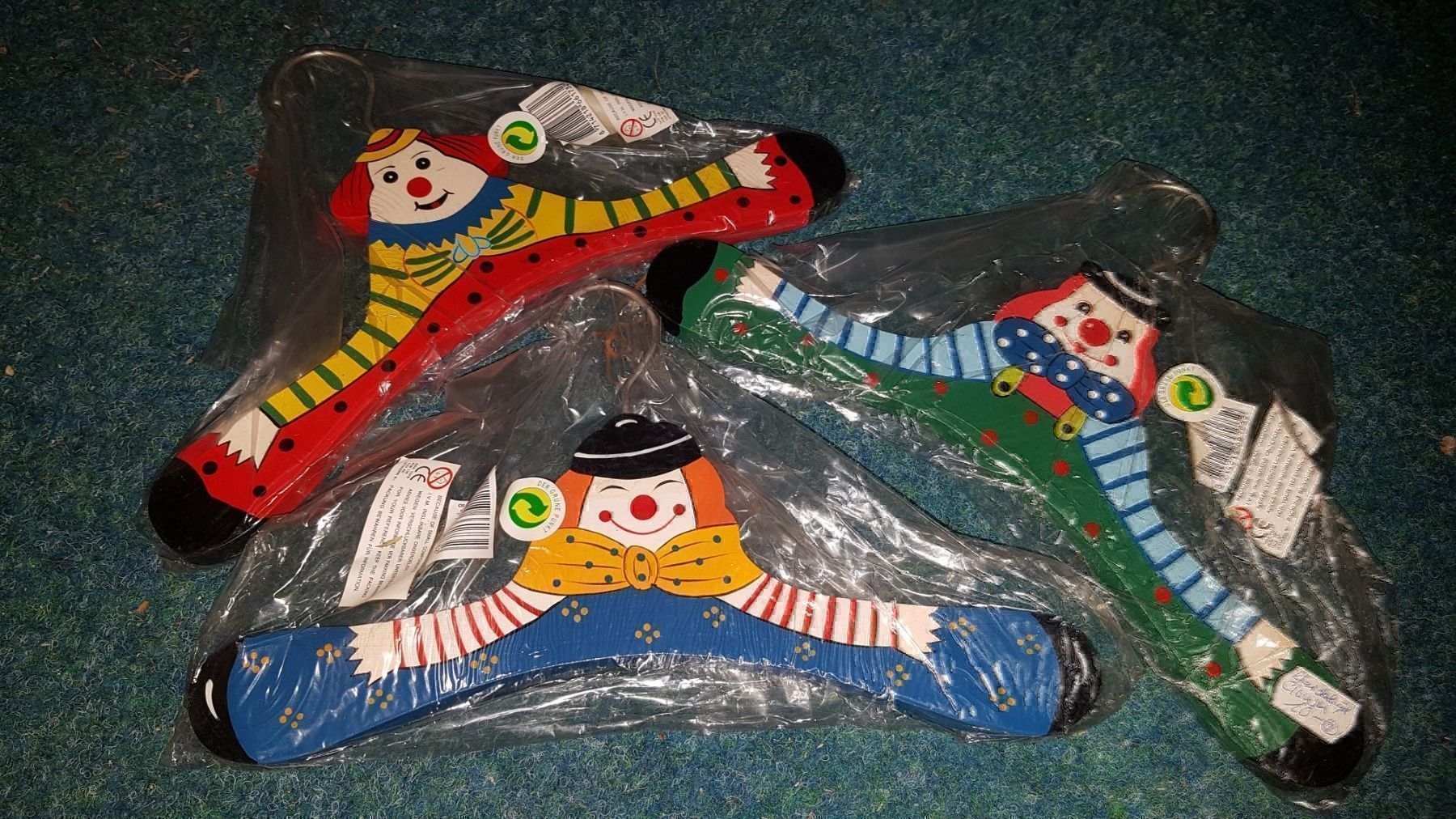 Kleiderbügel: Holzkinderkleiderbügel Clown – Neu und originalverpackt aus Schwarzenburg von Flamingo07