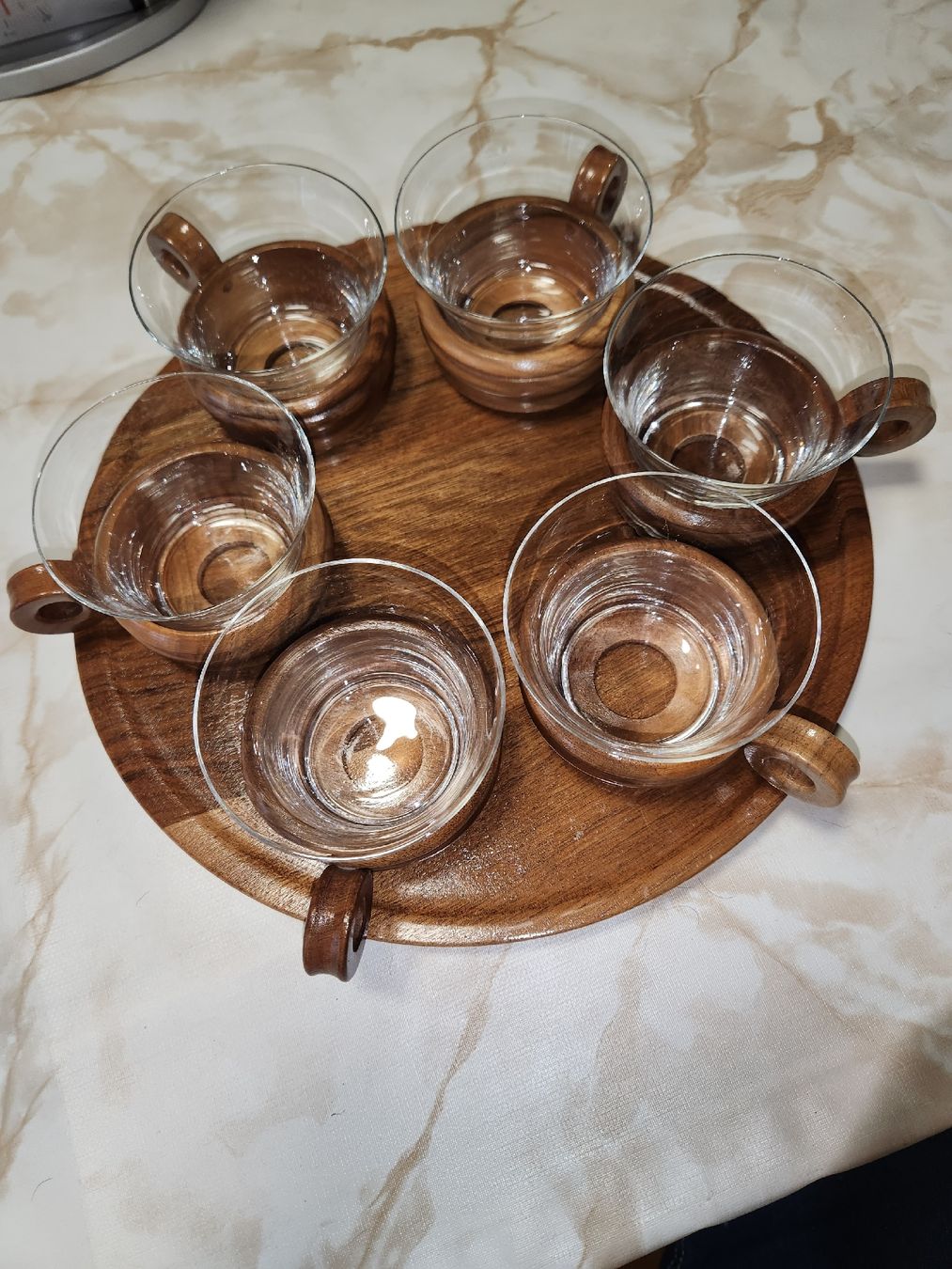 Set di piatti: Teetassen-Set: Holz Serviertablett, 6 Tassen – Usato da Herisau venduto da bin_da