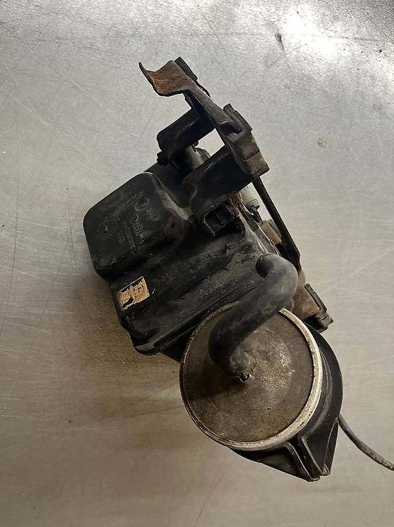 Tutti pezzi di ricambio auto: VW Golf 2 Jetta Scirocco 16V 8V Catch Tank – Usato da Ermensee venduto da SchallerHUF 3