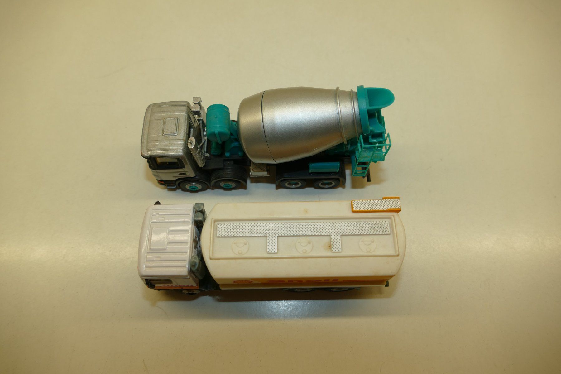 Modellautos: M 1:64?: 2xLastwagen – Gebraucht aus Niederhasli von Flash32 4