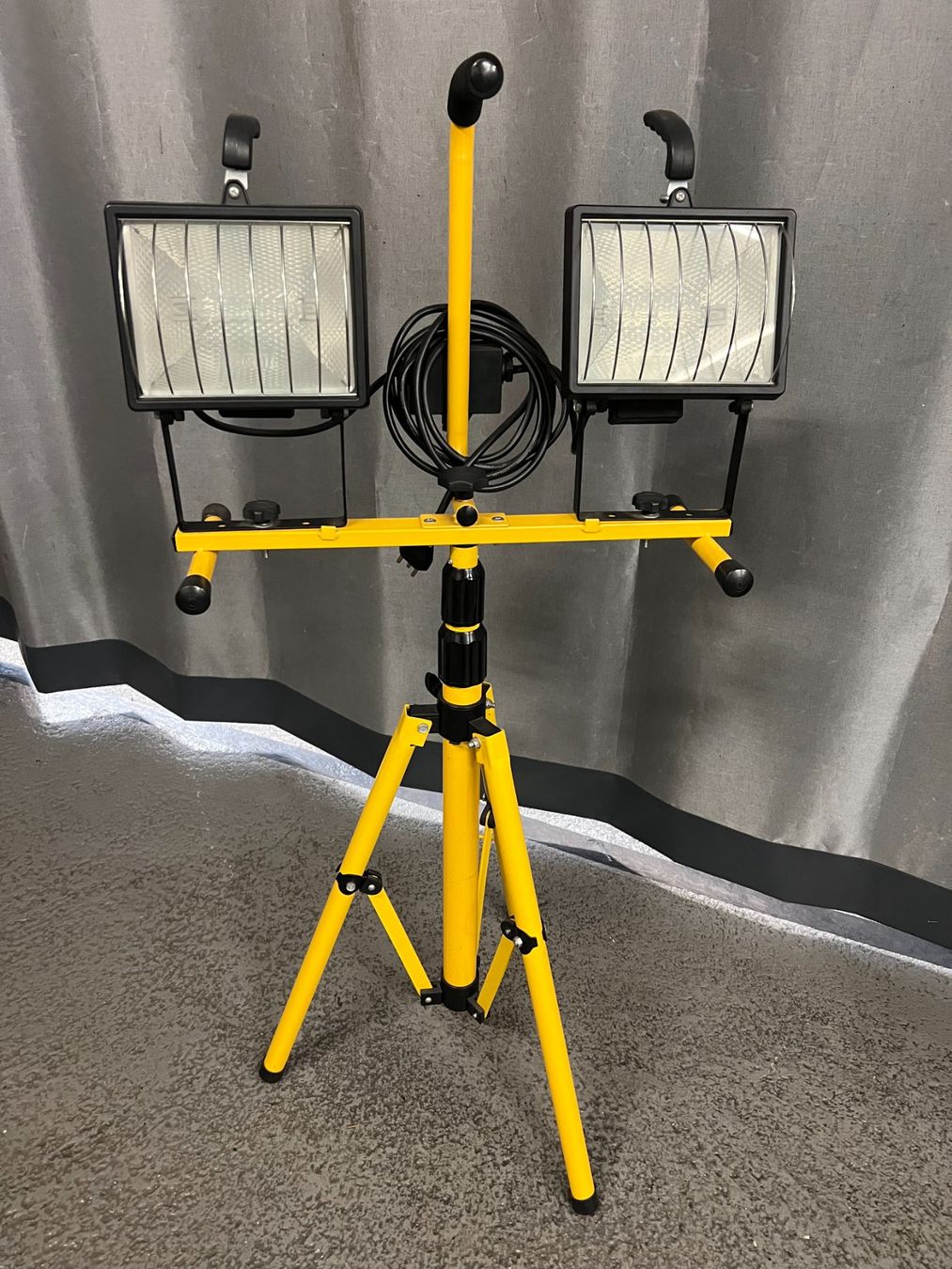 Lampade: Baustrahler mit Stativ, Doppelstrahler, gut erhalten, hell! – Usato da Hallwil venduto da Tintoyland