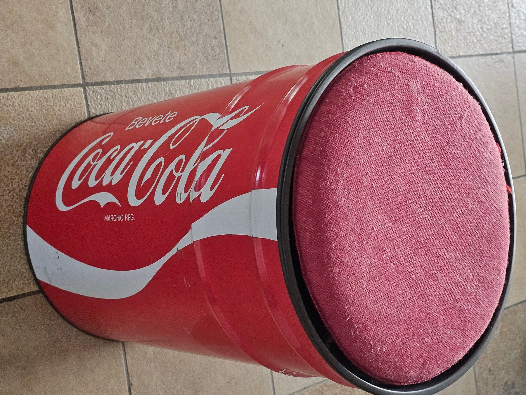 Sgabelli: Coca Cola Hocker / Blech mit Sitzfläsche/Zustand: gebraucht – Usato da Effretikon venduto da Porsche910