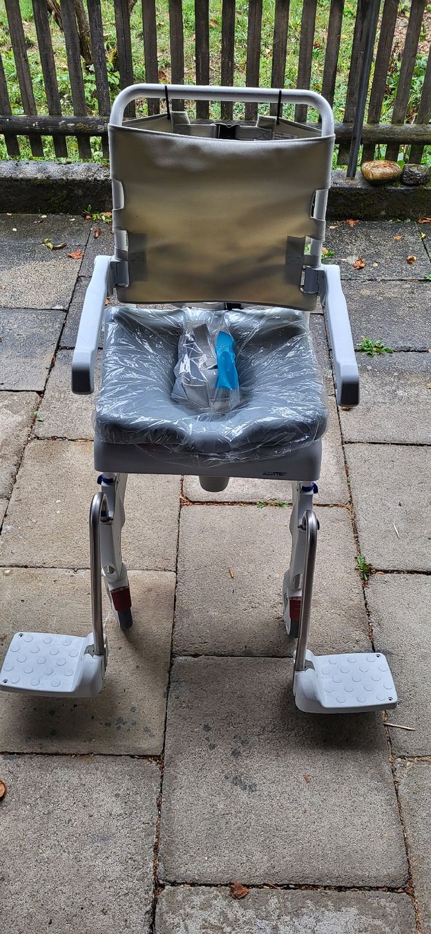 Chaises roulantes: Duschstuhl   – Neuf (Voir description) à Erlinsbach SO par Macmiller
