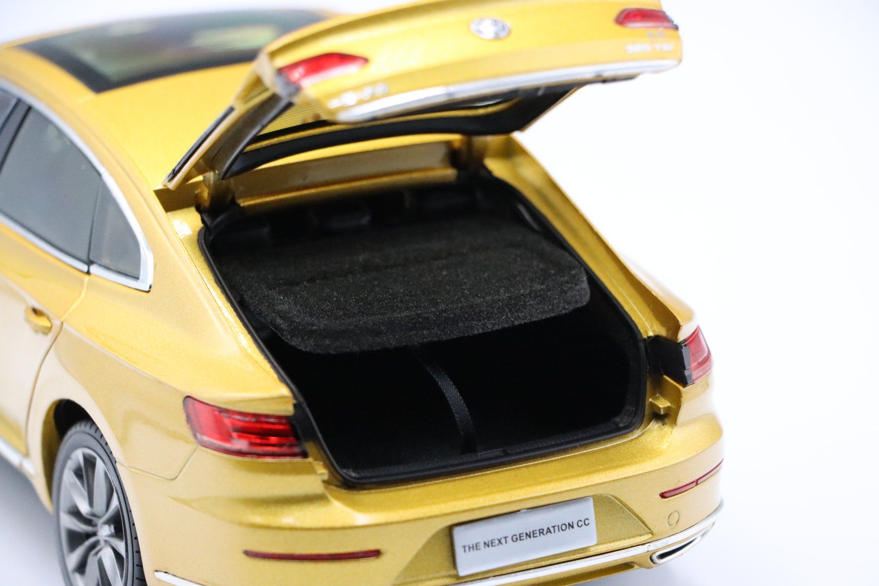 Volkswagen Modellini d'auto: VW Arteon CC 2018 1:18 Paudi Model – Nuovo e nell'imballaggio originale da Bühl b.Aarberg venduto da modelldiecast 7
