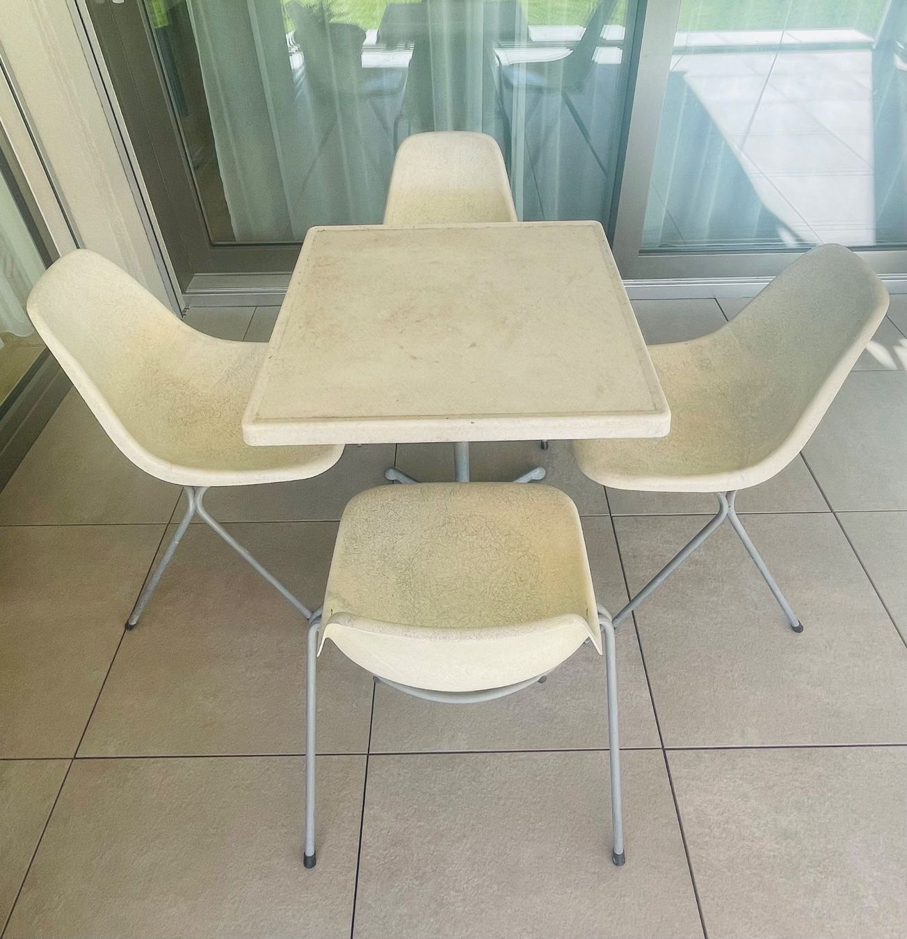 Tische: Stella Tisch + 4 Stühle, Der Designklassiker – Gebraucht aus Aadorf von Assyrian-Bazar 1