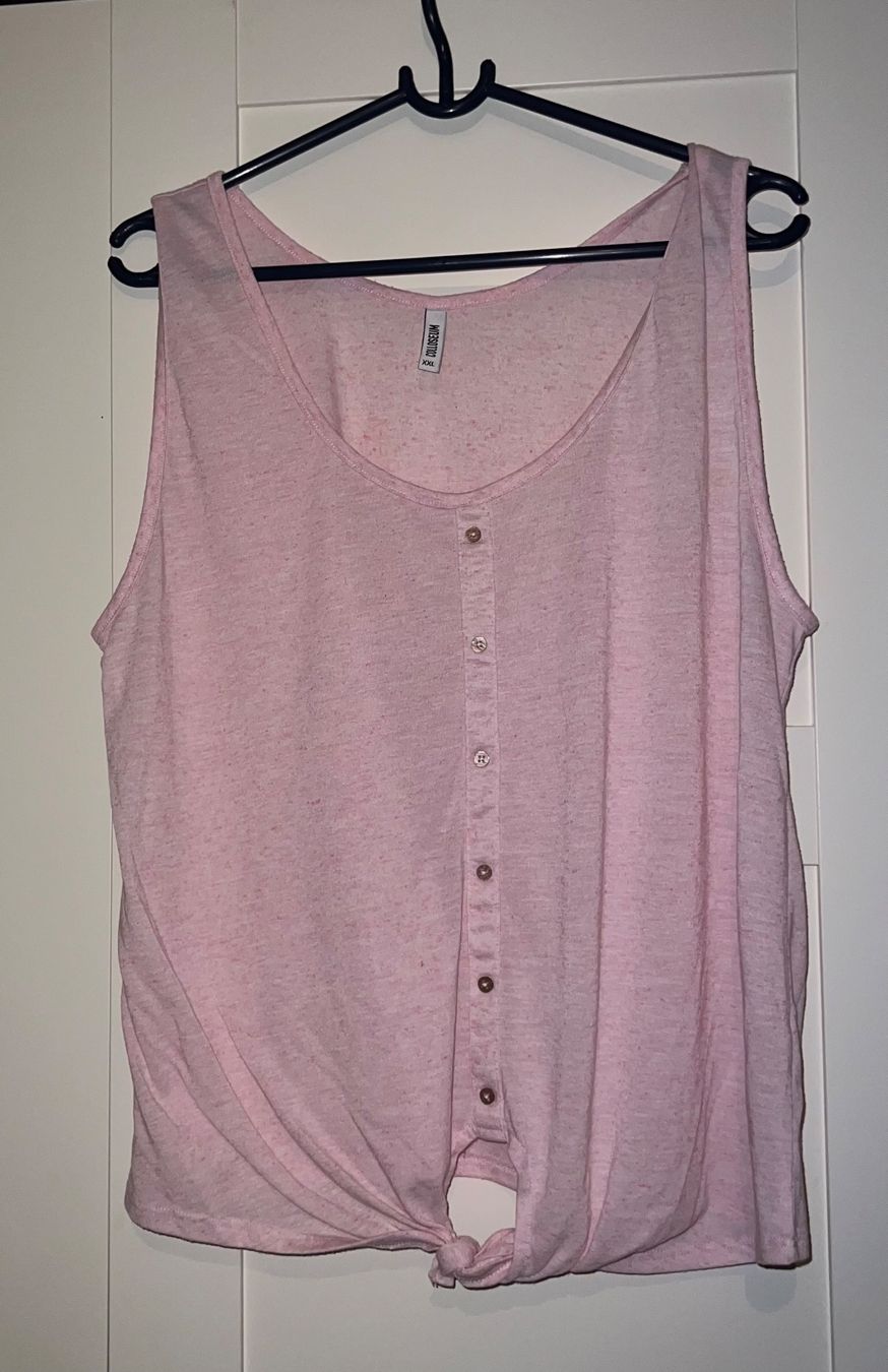 Top: • Oberteil / Shirt / Top • – Usato da Basel venduto da mendoza13
