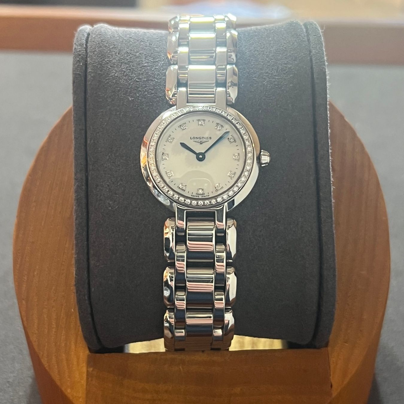 Longines Orologi: Longines PrimaLuna Quartz Diamonds L8.109.0.87.6 – Usato da Carouge GE venduto da Watchaser