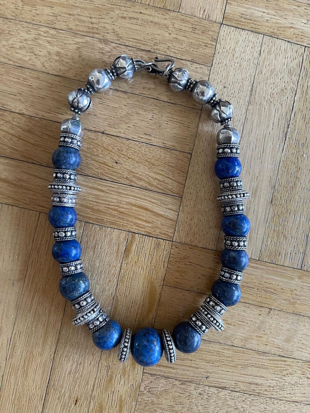 Catenine: Lapis Lazuli & Silver Beaded Necklace, Chic Statement. – Usato da Zürich venduto da bos_fh75