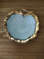 Schale in Blattform, mit goldfarbenem Rand