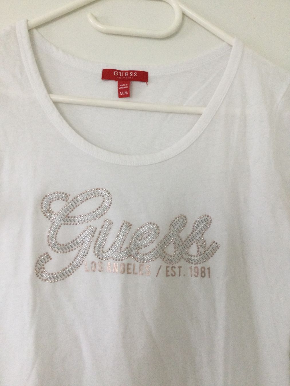Guess Kleiderpakete: Guess Kapuzenpullover mit 2 Guess T-Shirt Gr. S – Gebraucht aus Baar von negombo 9