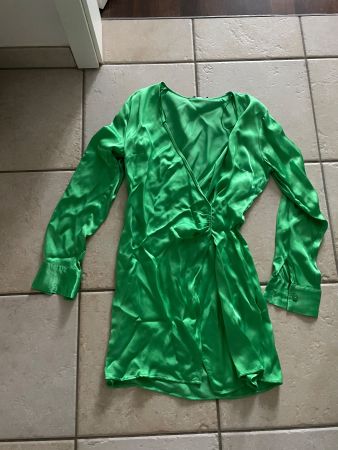 Bershka grünes Satin Kleid in Grösse XS