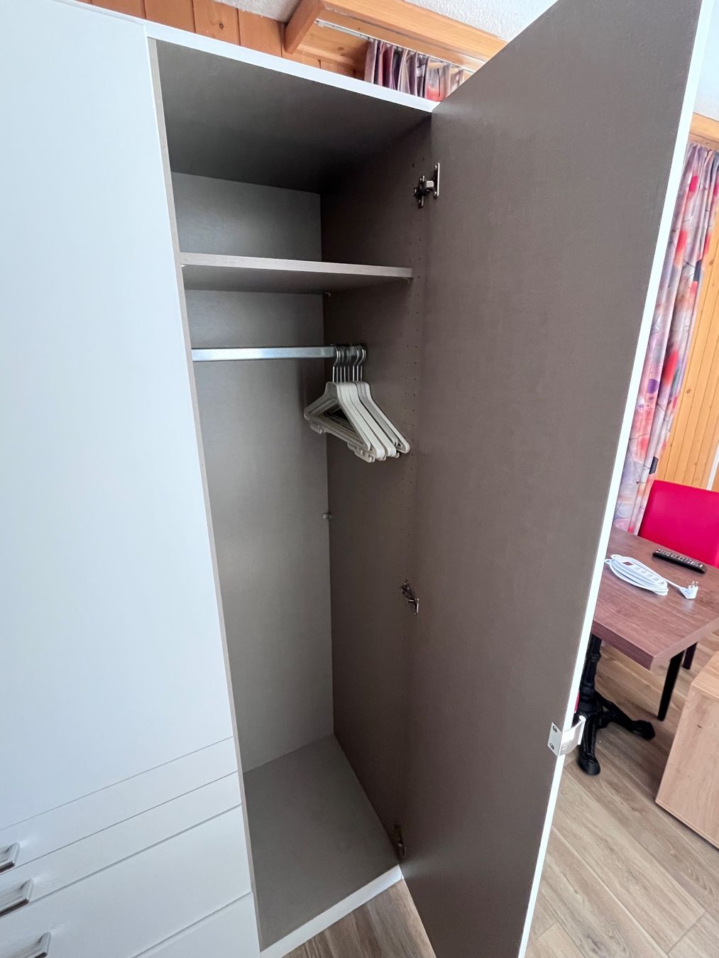Armoires: Schrank – D'occasion à Zweisimmen par nis_v86s 1