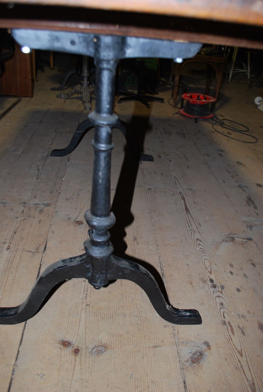 Tische: Tisch mit Gussfüssen 159x88cm Eiche – Gebraucht aus Gebenstorf von suroh 3
