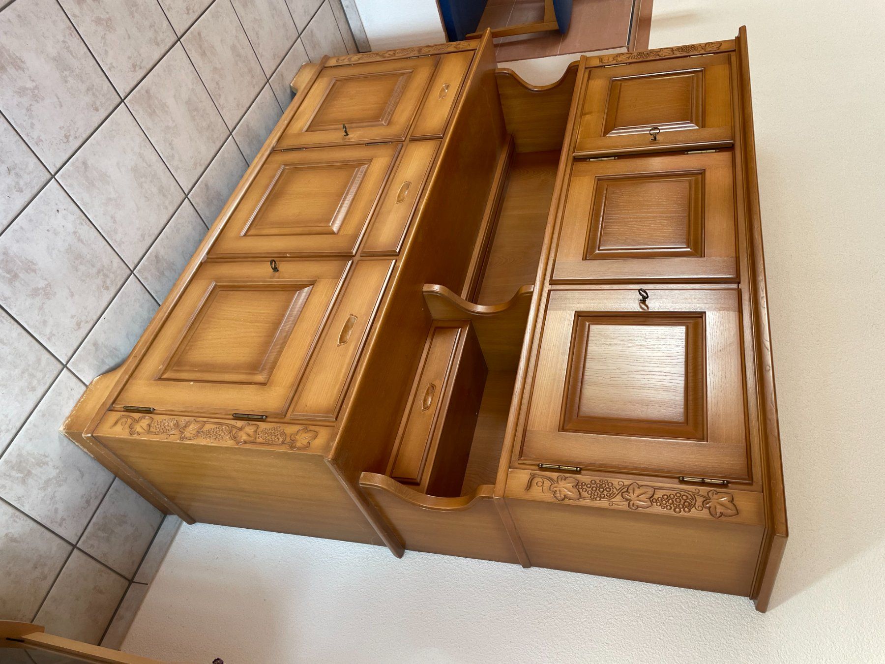 Armoires: Wohnwand rustikal Holz mit Schnitzereien – D'occasion à Gachnang par Mathiasbmx6 1