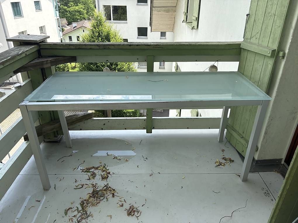 Tavoli: Schöner Glastisch mit Alufüssen – Usato da Emmenbrücke venduto da Margrit_Wehrli