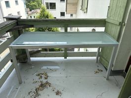 Schöner Glastisch mit Alufüssen