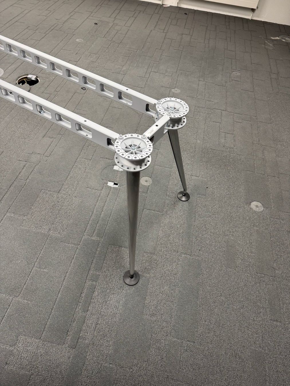 Vitra Tavoli: Vitra MedaMorph Sitzungszimmertisch Untergestell  252cm – Usato da Affoltern am Albis venduto da Zapro 8