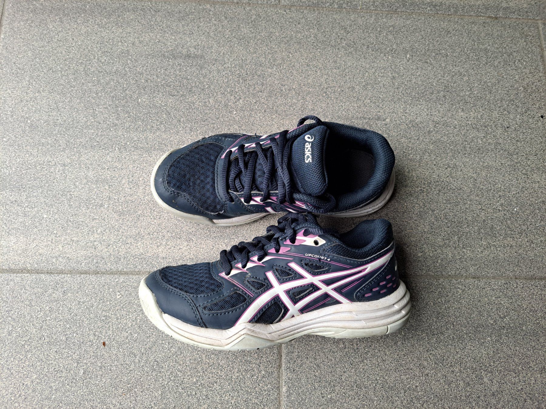 Asics Schuhe für Mädchen: Asics Turnschuhe Gr 32.5 – Gebraucht aus Bünzen von nagyagi111mail