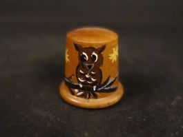 Fingerhut aus Holz mit Eule