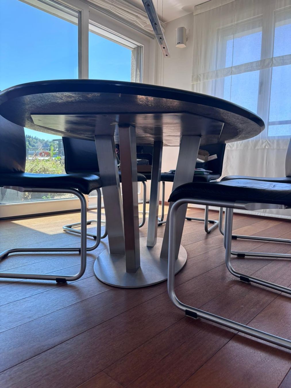 Tische: Ovaler Tisch mit sechs Stühlen – Gebraucht aus Zug von BlumundPartner 2