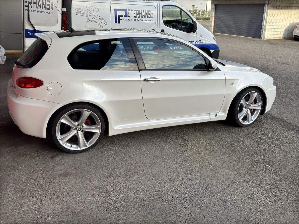 Alfa Romeo Automobili: Alfa Romeo 147 3.2 Gta – Usato da Ueken venduto da Renault52