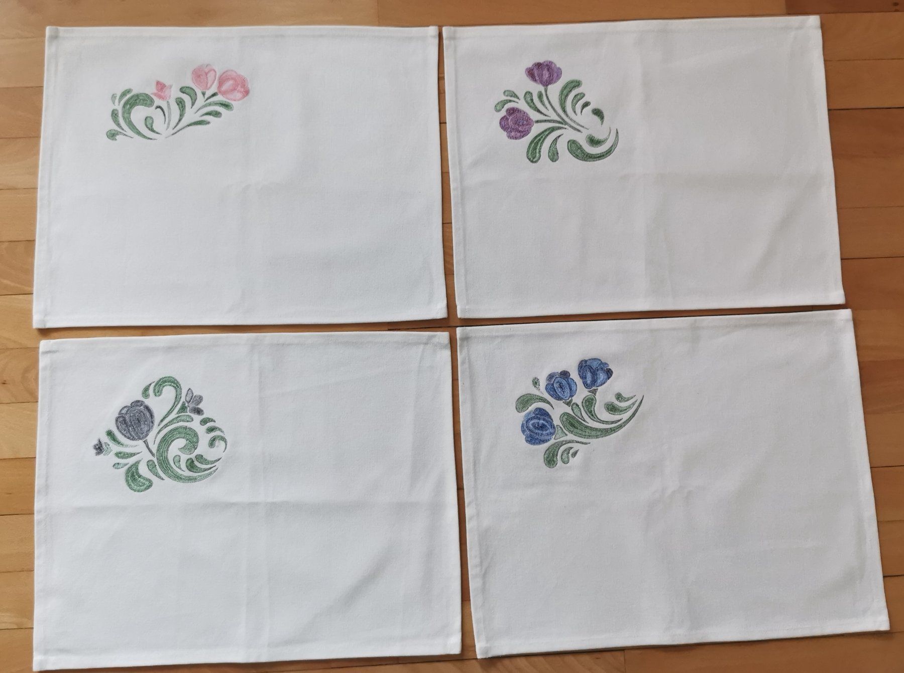 Sottobicchieri: 4 mit Blumenmuster bestickteTischsets – Nuovo (secondo la descrizione) da Birsfelden venduto da dsc_f8gx 1