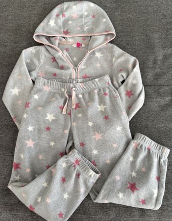 Kuscheliges Fleece-Kombi mit Sternen, Grösse 104