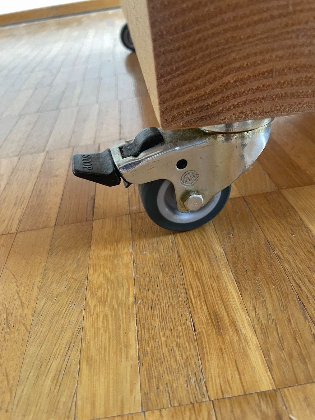 Tische: Holztisch mit Rollen – Gebraucht aus Zürich von Singen11 3