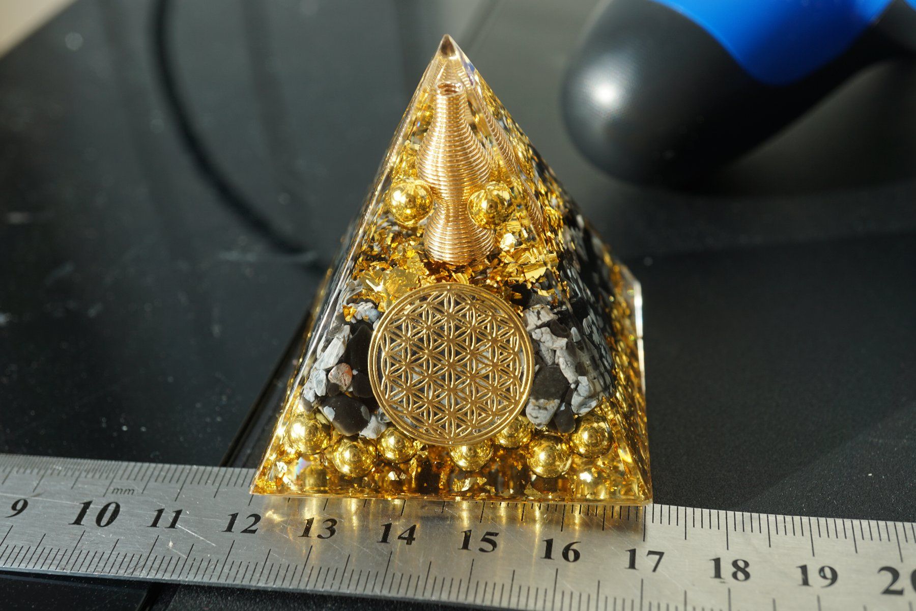 Minerali & Pietre curative: Orgonit Pyramide   Turmalin/mix  Blume Des Lebens – Nuovo e nell'imballaggio originale da Eschenbach SG venduto da craniums