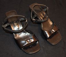 Pumps von *PRADA* (AK)
