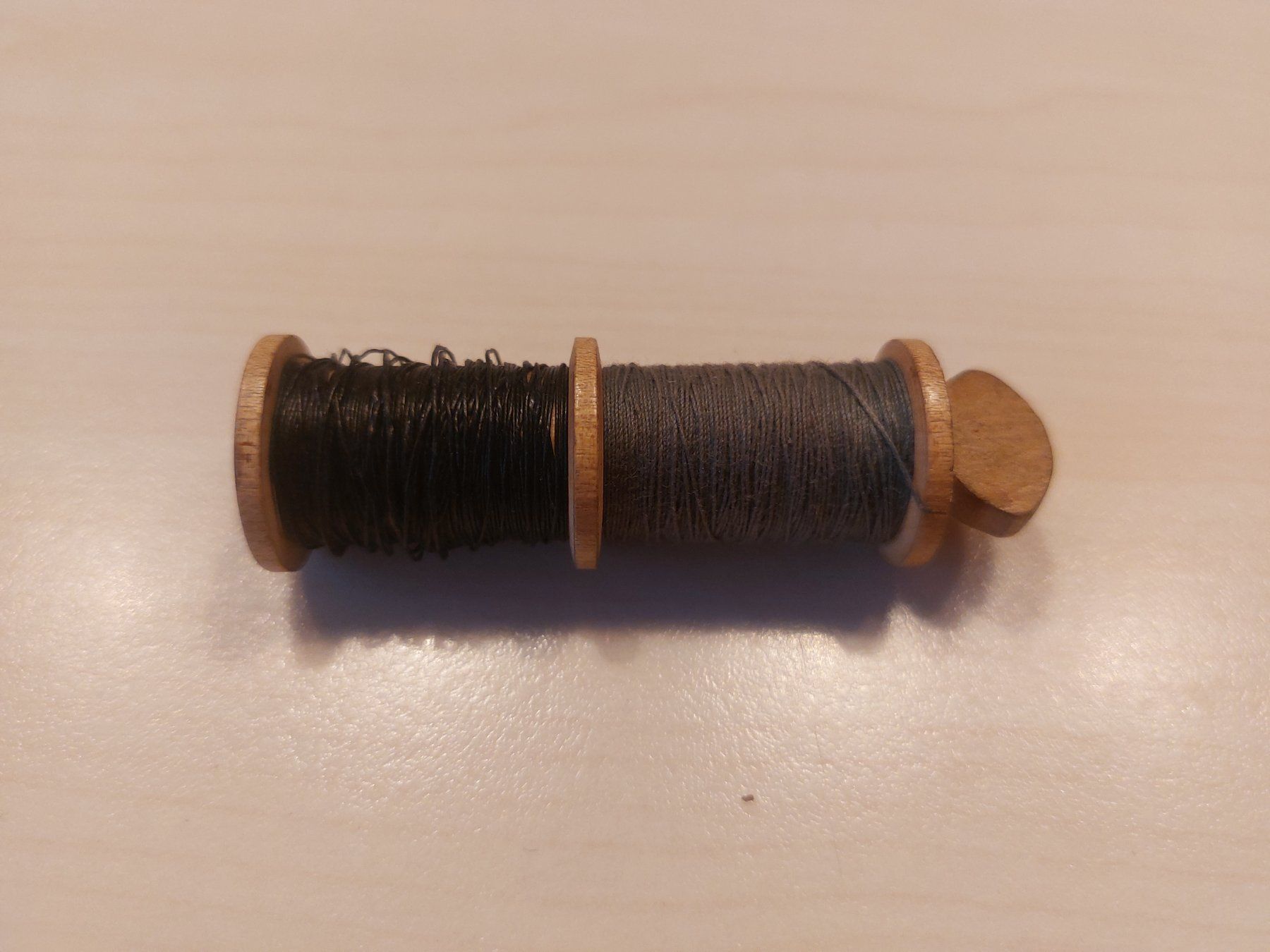 Kordeln & Faden: Nähgarn Spule Holz mit Nadel Schweizer Armee – Gebraucht aus Heerbrugg von Sonytime