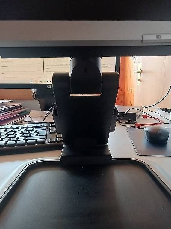 Hewlett Packard Monitor: HP Verstellbarer Bildschirm HP – Usato da Sigriswil venduto da emd_k6j6 1