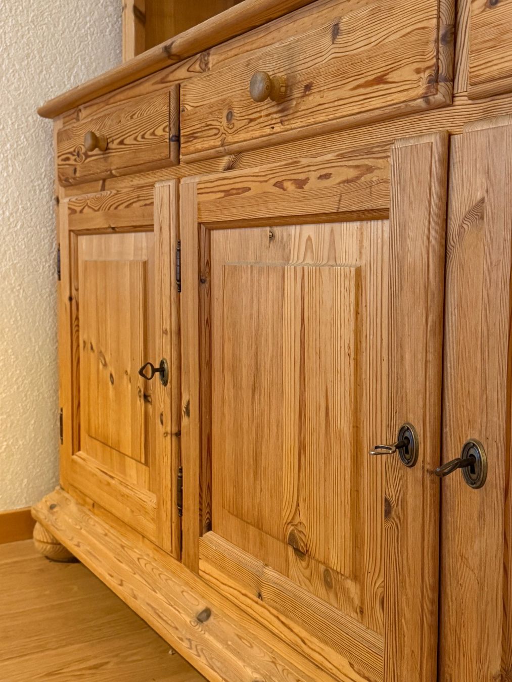 Buffets: Grosses Buffet aus massivem Kieferholz – D'occasion à Tschingel par holyhopper 1
