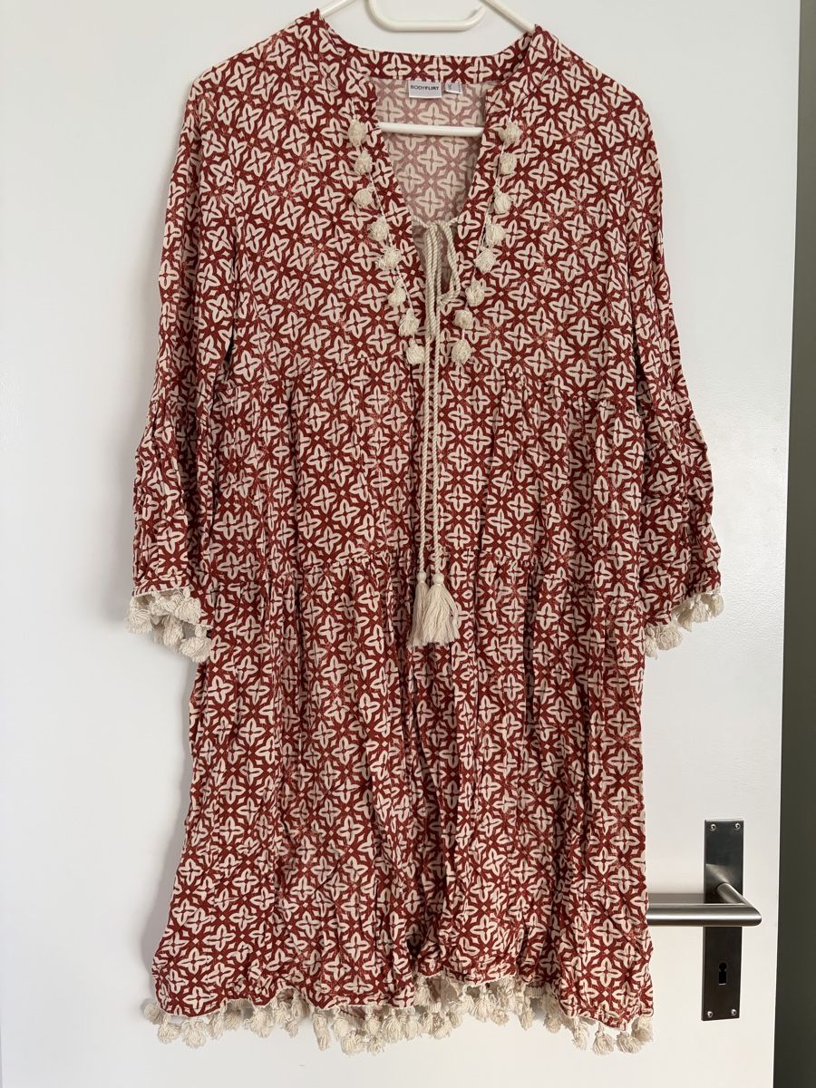 Robes: Gemustertes Kleid mit Zöttelis, Grösse 38 – D'occasion à Zürich par krisiquak12
