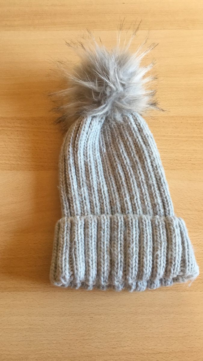 Sonstige Damenmode: Strickmütze mit Bommel hellgrau  – Gebraucht aus Bärschwil von Ranron1970