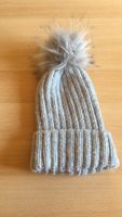 Strickmütze mit Bommel hellgrau 