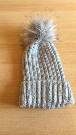 Strickmütze mit Bommel hellgrau 