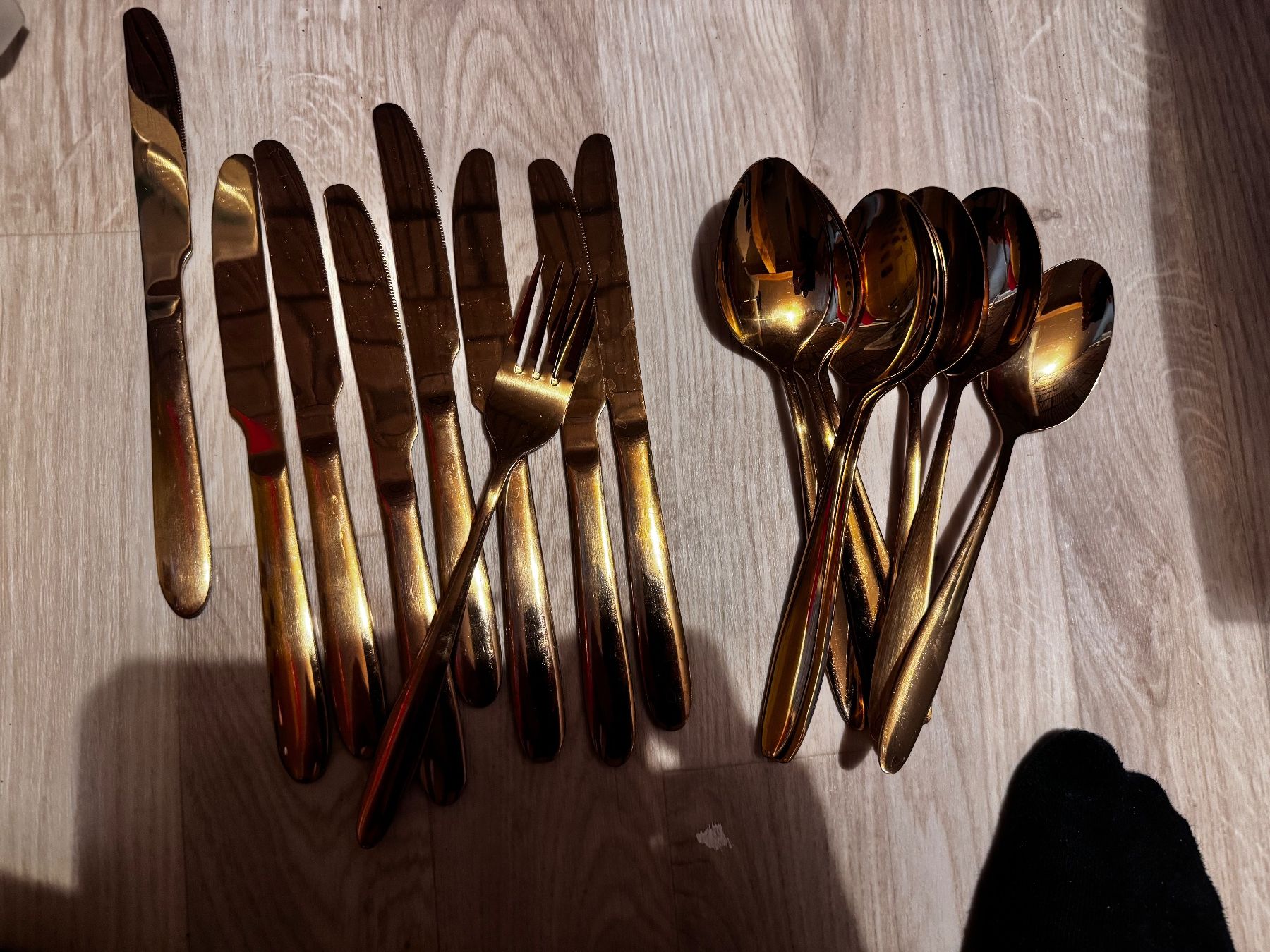 Set di posate: Goldfarbenes Besteckset . – Usato da Fehraltorf venduto da Naprodej