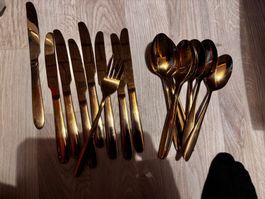 Goldfarbenes Besteckset .