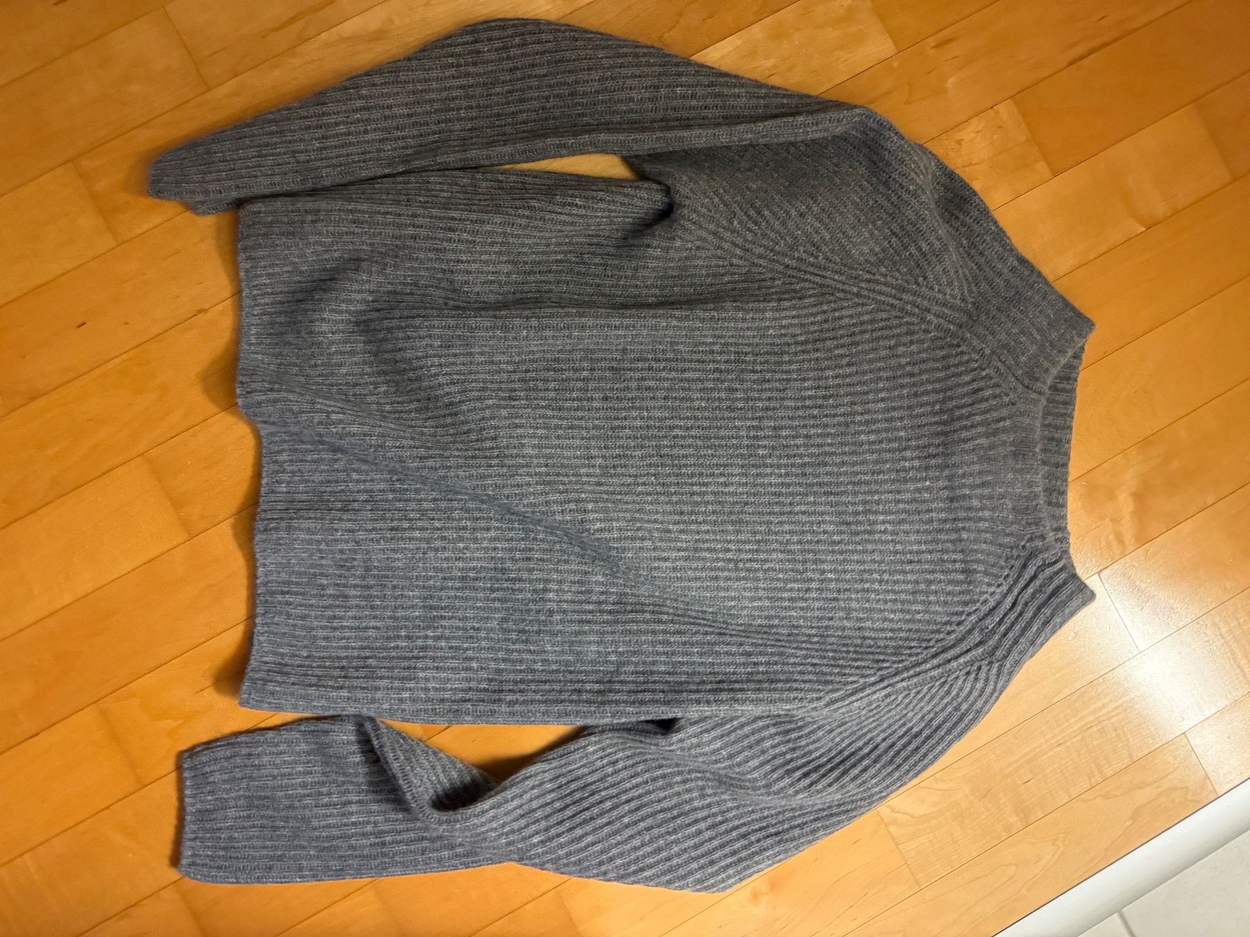Maglioni & Felpe: Grauer Kaschmir-Pullover, Grösse 34 neuwertig – Nuovo (secondo la descrizione) da Uitikon Waldegg venduto da ZH81 6